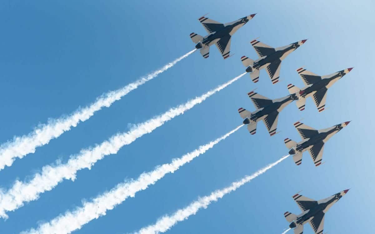 how fast do fighter jets fly